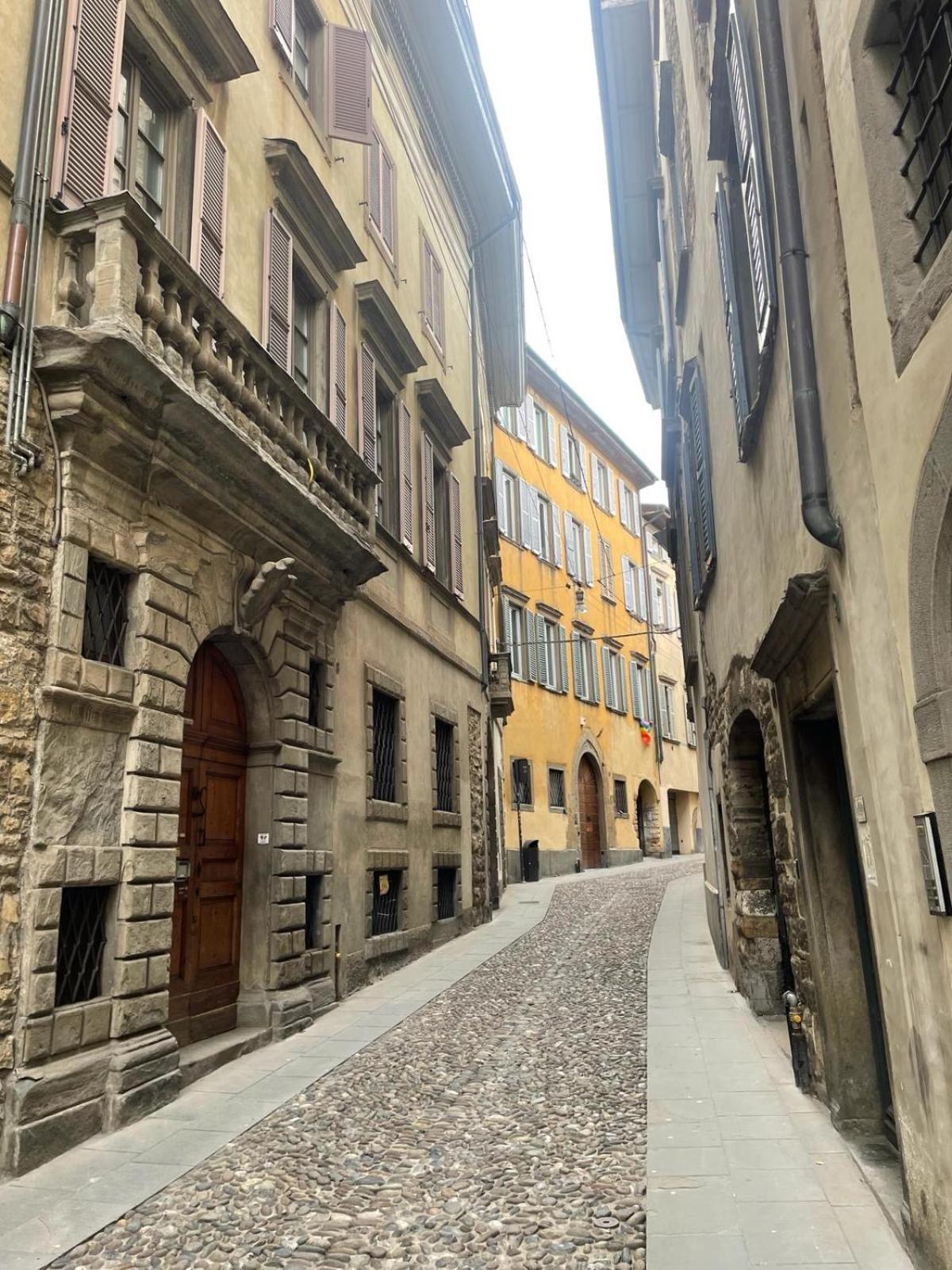 Bella Ciao Old Town Apartment Bergamo Bagian luar foto