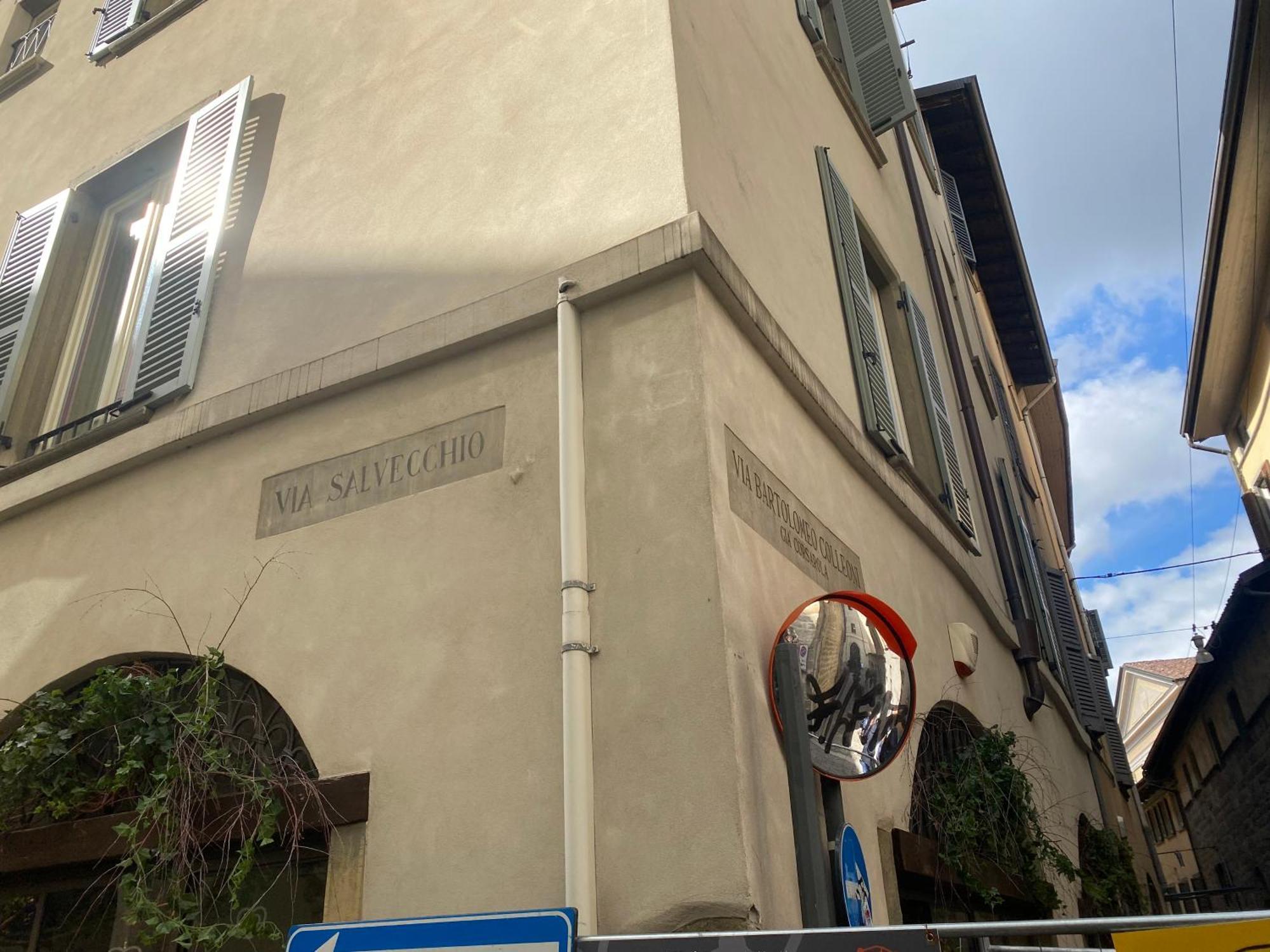 Bella Ciao Old Town Apartment Bergamo Bagian luar foto